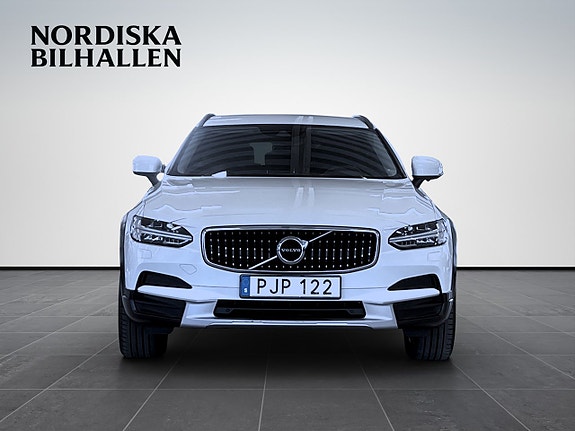Volvo V90 Cross Country 2 of 5