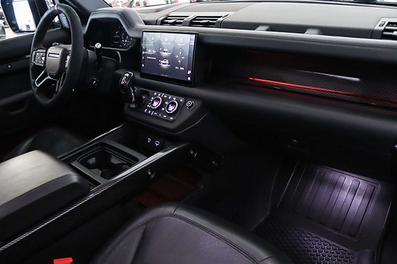 Land Rover Defender 110 15 of 20