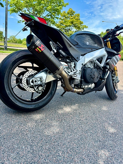 Aprilia Tuono V4 1100 Factory 3 of 4