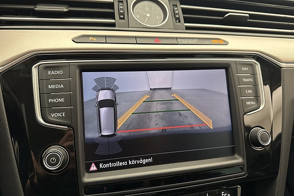 Volkswagen Passat 16 of 29