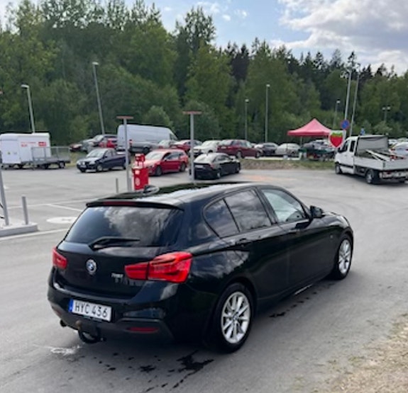 BMW 118i 2 of 5