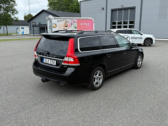 Volvo V70 2 of 5
