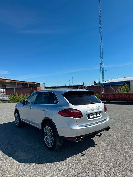 Porsche Cayenne Turbo 4 of 5