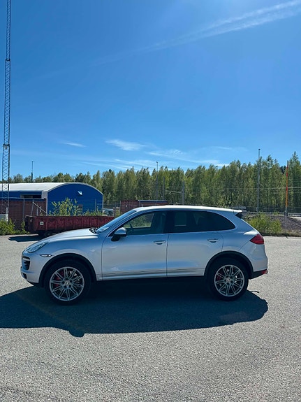 Porsche Cayenne Turbo 3 of 5