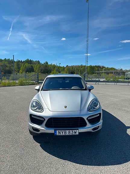 Porsche Cayenne Turbo 2 of 5