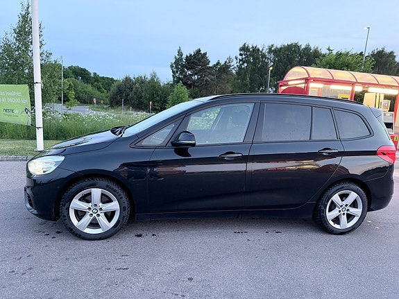 BMW 218d 4 of 5