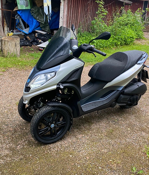 Piaggio MP3 300 HPE 2 of 5
