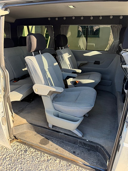Volkswagen Caravelle 4 of 5
