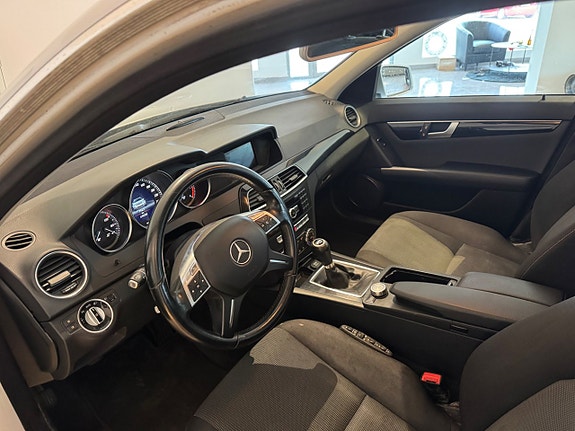Mercedes-Benz C220 6 of 8