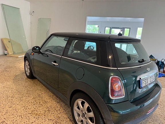 MINI Cooper 4 of 5