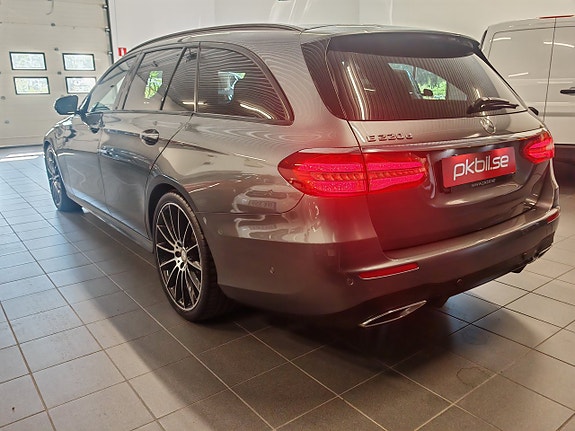 Mercedes-Benz E220 5 of 5