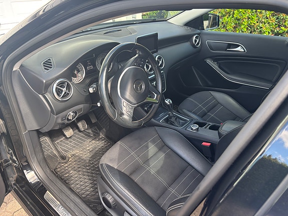 Mercedes-Benz A180 3 of 5