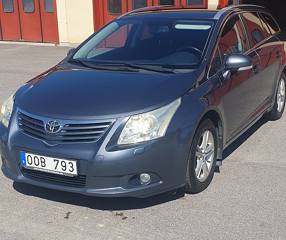 Toyota Avensis 2 of 5