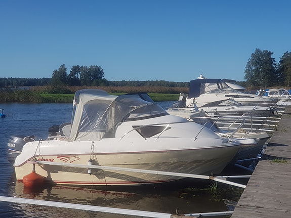 ÖRNVIK 510 DC – Yamaha 100hk – Ny 80km/h trailer – Välvårdad & redo för sommaren 2 of 5