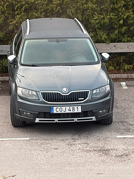 Skoda Octavia Scout 2 of 4