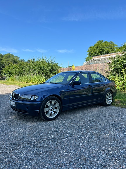 BMW 320i 2 of 5