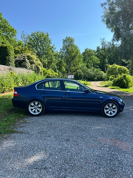 BMW 320i 4 of 5