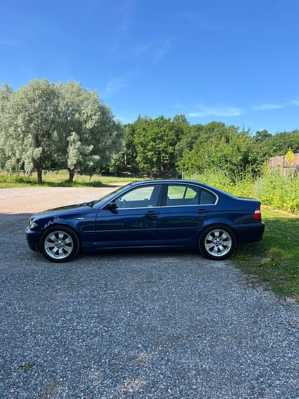 BMW 320i 3 of 5