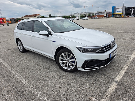 Volkswagen Passat 2 of 5