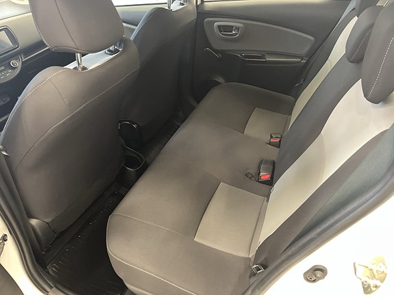 Toyota Yaris 13 of 23