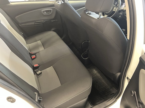 Toyota Yaris 14 of 23