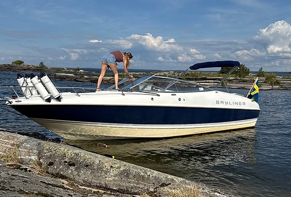 Bayliner 2352 Capri 3 of 5