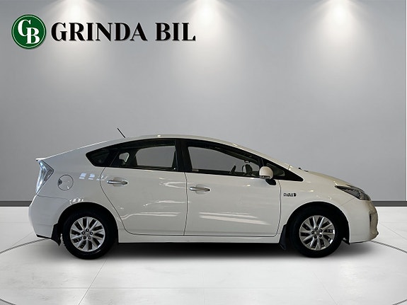 Toyota Prius Plug-in Hybrid 4 of 5