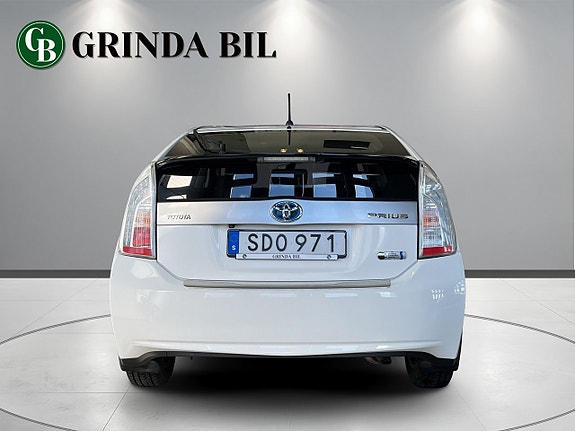 Toyota Prius Plug-in Hybrid 3 of 5