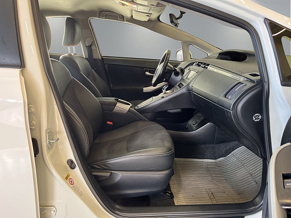Toyota Prius Plug-in Hybrid 9 of 23