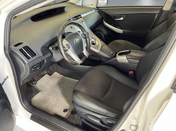Toyota Prius Plug-in Hybrid 8 of 23