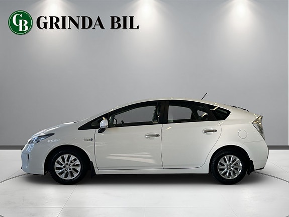 Toyota Prius Plug-in Hybrid 2 of 5