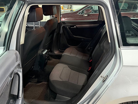 Volkswagen Passat 12 of 17