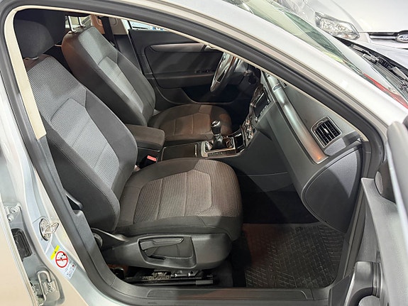 Volkswagen Passat 10 of 17