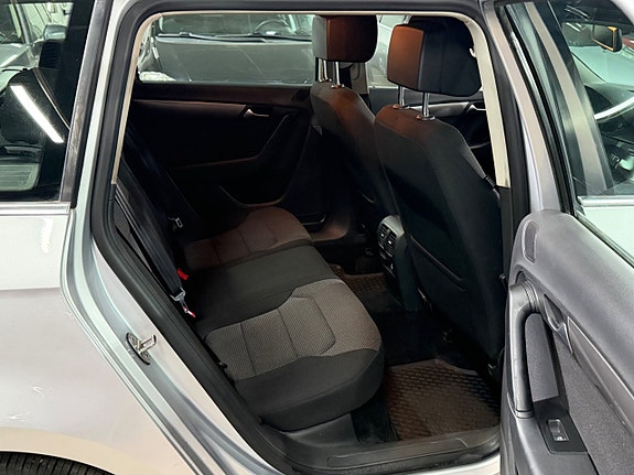 Volkswagen Passat 13 of 17