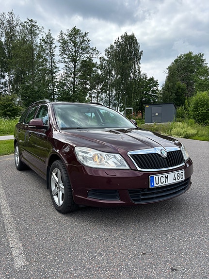 Skoda Octavia 2 of 5