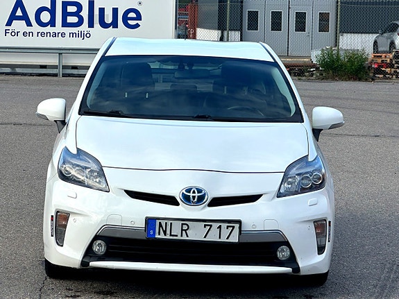 Toyota Prius 2 of 5