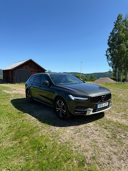 Volvo V90 Cross Country 2 of 4