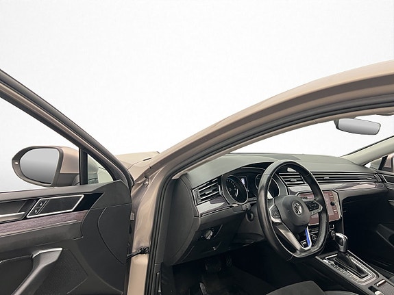 Volkswagen Passat 11 of 30