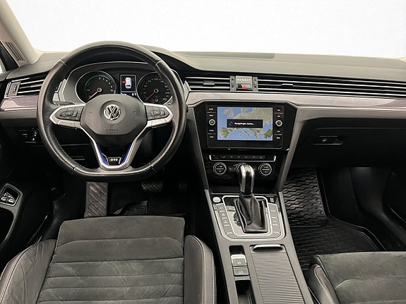 Volkswagen Passat 13 of 30