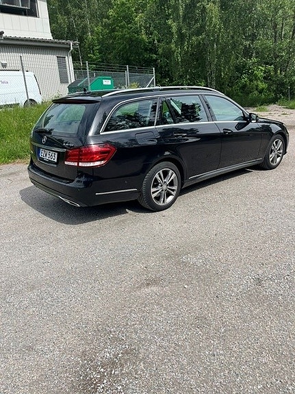 Mercedes-Benz E220 2 of 4