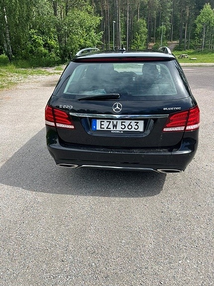 Mercedes-Benz E220 3 of 4