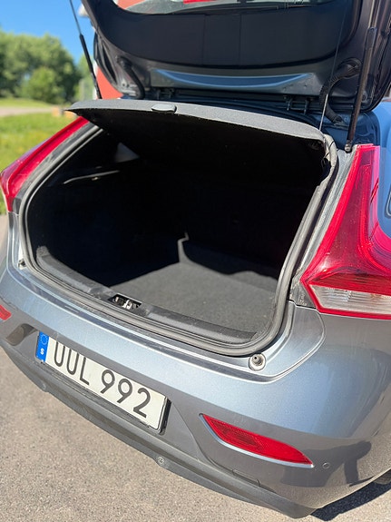 Volvo V40 2 of 5
