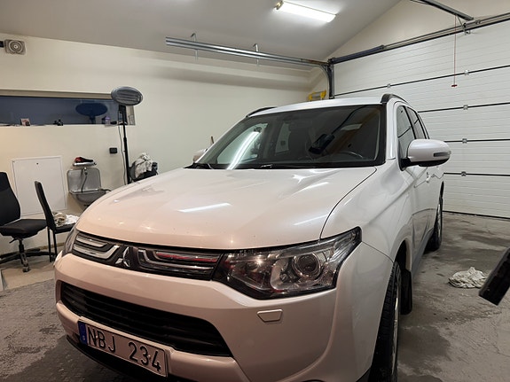 Mitsubishi Outlander 2 of 5