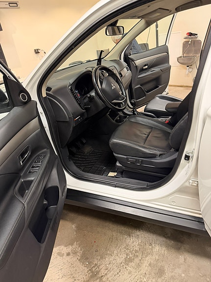 Mitsubishi Outlander 3 of 5