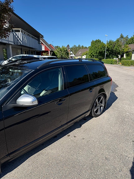 Volvo V70 2 of 5