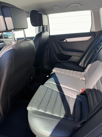 Volkswagen Passat Alltrack 2 of 5
