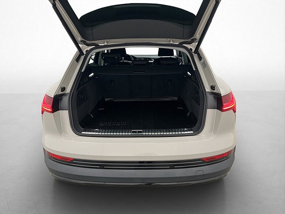 Audi e-tron 27 of 30
