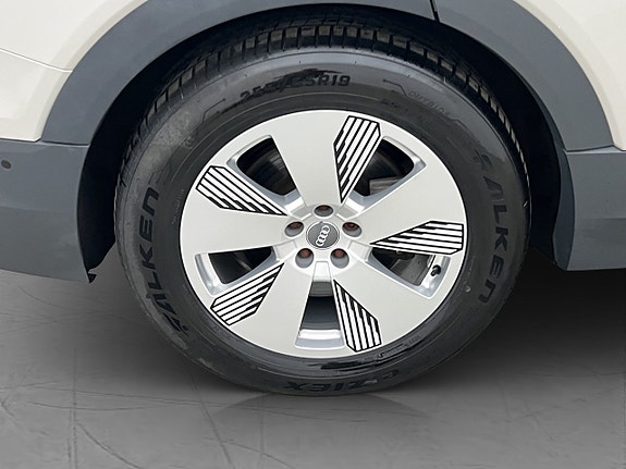 Audi e-tron 29 of 30