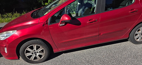 Peugeot 308 2 of 5