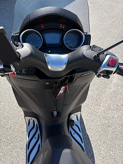 Piaggio MP3 300 HPE 6 of 8